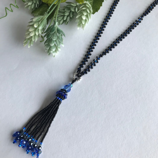 ブラック&ブルーのフリンジネックレス