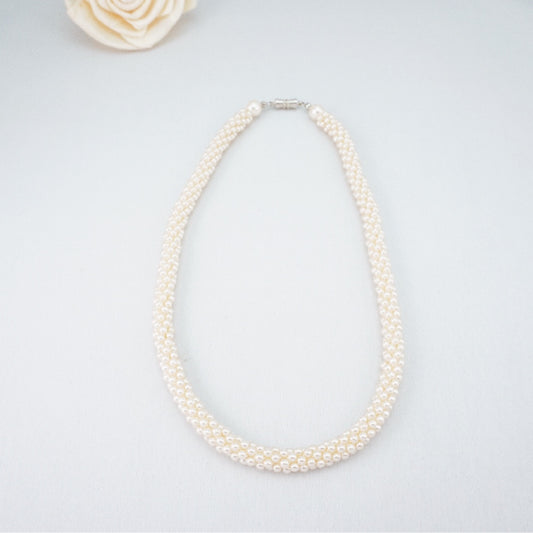 パールのクロッシェネックレス