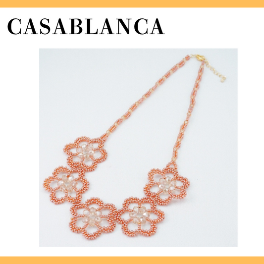 ベージュのお花のネックレス