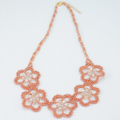 ベージュのお花のネックレス