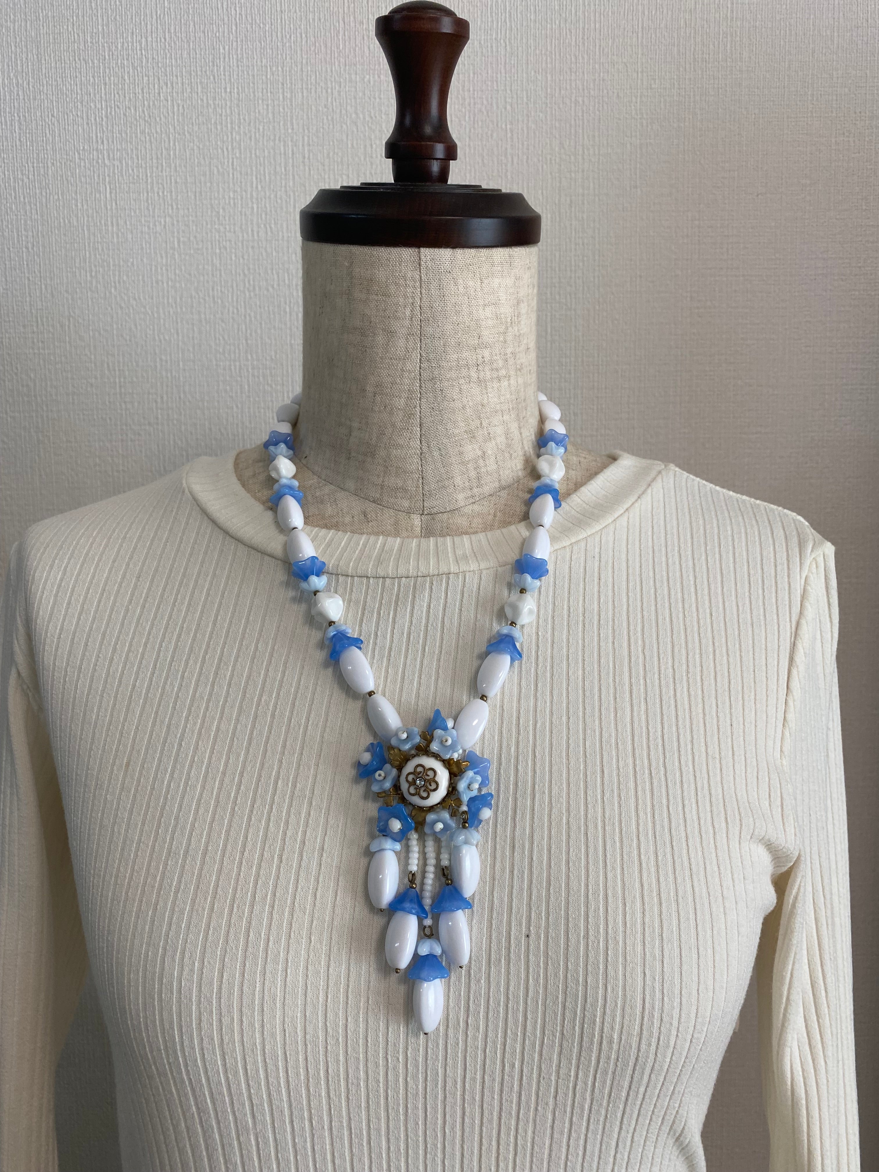 白と青のY字ネックレス – 針玉屋ホビネット